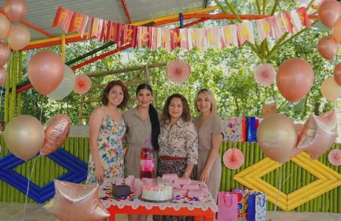 Celebración de cumpleaños con globos en la Finca La María