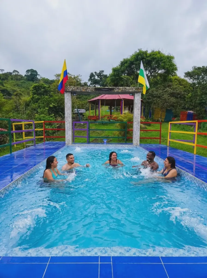 Visitantes en la piscina de hidromasajes de la Finca La María