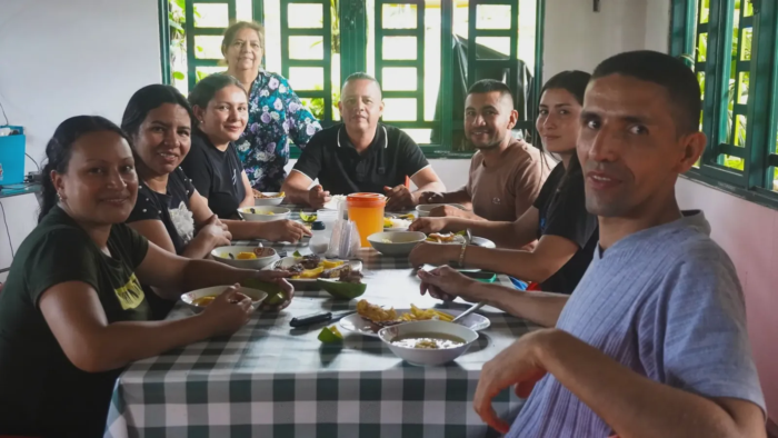 Familia almorzando comida típica en el restaurante de la Finca La María