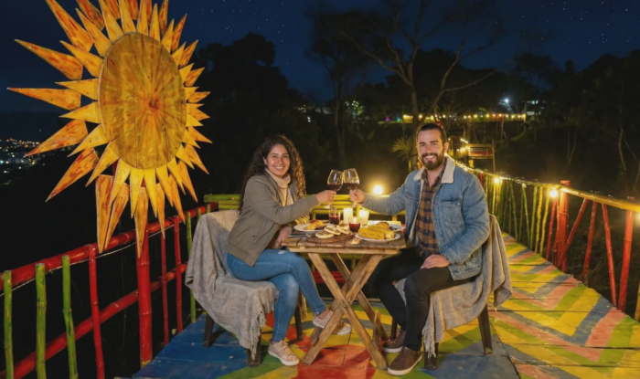 Pareja brindando en una cena romántica de noche en la Finca La María
