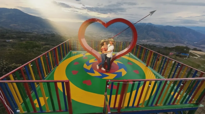 Pareja dentro del Corazón Giratorio con vista al valle de La Plata, Huila