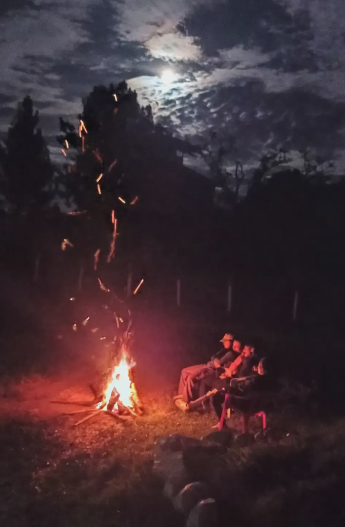 Fogata de noche con luna llena en la Finca La María