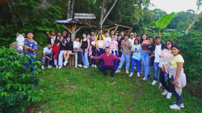 Grupo grande de visitantes en un sendero de la Finca La María