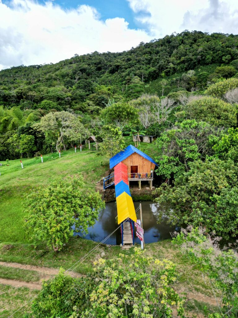 Finca Agroturística La María. Panorámica. Cabaña el puente del amor.